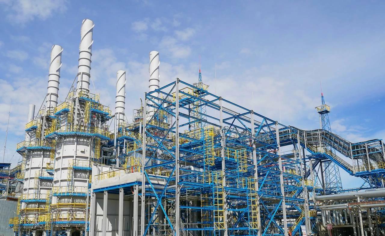 «Газпром» пересмотрел планы по строительству малых комплексов по сжижению газа в СЗФО    ООО «Газпром СПГ технологии»  дочерняя компания ПАО «Газпром»  пересмотрело планы по строительству сети малотоннажных комплексов по сжижению природного газа в регионах Северо-Западного федерального округа.   Генеральный директор компании Иван Кожевников уточнил, что всего до 2029 г. включительно будет построено пять КСПГ в Санкт-Петербурге, Архангельской и Ленинградской областях, а также в Республике Коми. На данный момент таких КПСГ у компании на Северо-Западе нет.  Ранее заместитель гендиректора Ильдар Аминов говорил изданию «Ведомости» о планах построить шесть комплексов в СЗФО, еще один предполагалось возвести в Новгородской области. А начало строительства КСПГ в Республике Коми перенесли с 2025 на 2026 гг.    «Объемы инвестиций по данным проектам будут определены по итогам завершения полного комплекса проектно-изыскательских работ  на данный момент выполнено 50% . <…> Суммарная мощность производства данных КСПГ в СЗФО будет составлять до 25,5 т СПГ в час», — уточнил Кожевников.    Опрошенные «Ведомостями» эксперты обращают внимание, что для экономической эффективности сети КСПГ необходимы якорные заказчики в виде компаний-перевозчиков в сфере общественного транспорта.  Подробнее — в материале на нашем сайте.    : Пресс-служба ПАО «Газпром»    Подпишитесь на «Ведомости Северо-Запад»
