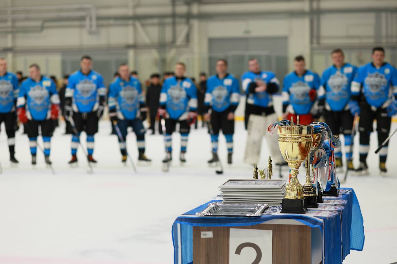 Первый Чемпионат Севастополя по хоккею среди мужчин: старт новой эры ледового спорта!  Сегодня завершился первый Чемпионат города Севастополя по хоккею среди мужчин, прошедший на новой крытой ледовой арене «ЦСКА» имени Бориса Михайлова.   Это историческое событие, знаменующее начало новой эры развития хоккея в нашем городе. Соревнования призваны популяризировать хоккей среди любительских команд и выявлять сильнейших игроков для формирования сборной команды Севастополя.  В напряженной борьбе за звание чемпиона приняли участие пять команд: «Заряд», «Энергия», «Севастополь», «Севастополь 50+» и «Черноморец».   По итогам соревнований распределение мест следующее:  1 место: «Черноморец»  тренер Гзюнов Александр Вячеславович ; 2 место: «Заряд»  тренер Кузлякин Андрей Павлович ; 3 место: «Севастополь»  тренер Лоптев Дмитрий Николаевич ; 4 место: «Севастополь 50+»  тренер Кашев Эдуард Викторович ; 5 место: «Энергия»  тренер Трубочкин Сергей Михайлович .  Поздравляю победителей и всех участников Чемпионата! Ваш спортивный дух, настойчивость и мастерство вдохновляют и служат примером для подражания. Уверен, что первый Чемпионат станет традиционным и будет способствовать дальнейшему развитию хоккея в Севастополе. Пусть этот турнир станет отправной точкой для новых спортивных достижений и побед!