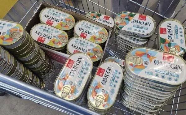 Магазины Челябинской области наводнила салака под видом сардины У магазинов Челябинской области речь идет почти о сотне торговых объектов изымут четыре с половиной тонны фальсифицированных рыбных консервов Об этом сегодня 28 августа сообщила пресс секретарь Уральского межрегионального управления Россельхознадзора Татьяна Нахтигаль По ее словам в период с 15 по 25 августа надзорное ведомство по требованию прокуратуры региона провело контрольные мероприятия в сетевых магазинах Южного Урала куда поставили рыбные консервы не соответствующие требованиям техрегламентов ПОДРОБНЕЕ URALPRESS RU