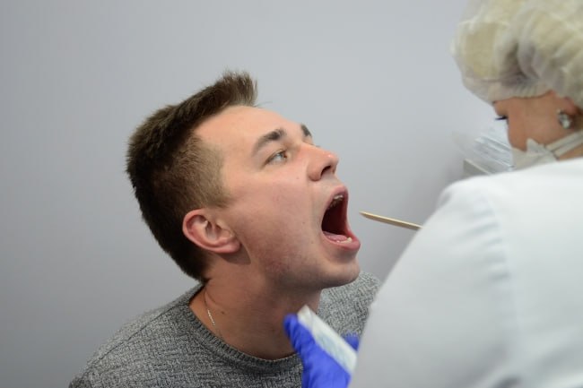 В Якутии стартует Неделя сохранения мужского здоровья В республике объявлена Неделя сохранения мужского здоровья Медики бьют тревогу сильная половина человечества часто игнорирует тревожные симптомы и откладывает визиты к врачу до последнего когда лечить уже сложнее Цель акции напомнить мужчинам забота о себе это не слабость а необходимость На предприятиях и в организациях пройдут лекции о профилактике заболеваний правильном питании и физической активности Врачи выйдут в эфиры местных СМИ чтобы донести простую истину регулярные медосмотры спасают жизни Каждый мужчина может сам внести вклад в свое здоровье вовремя проходить диспансеризацию не запускать вредные привычки и не терпеть боль Диспансеризация напоминают в минздраве бесплатна и доступна в поликлиниках по месту жительства Благодаря нацпроекту Продолжительная и активная жизнь любой желающий может проверить организм и выявить болезни на ранней стадии когда лечение еще эффективно Фото Бисенов Геннадий