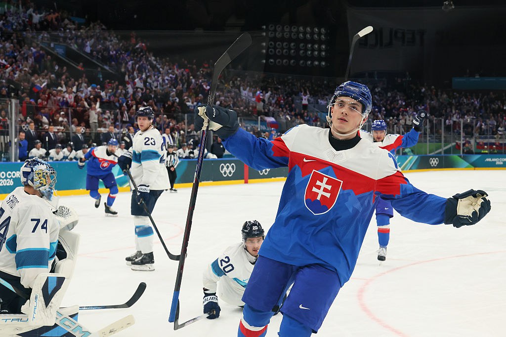 Хоккейный турнир на Олимпиаде стартовал с сенсации Сборная Словакии обыграла команду Финляндии в стартовом матче хоккейного турнира на Олимпиаде в Милане и Кортина д Ампеццо Встреча группы В завершилась со счетом 4 1 В составе победителей шайбы забросили Юрай Слафковски 8 я и 51 я минуты Далибор Дворски 48 и Адам Ружичка 58 У проигравших отличился Ээли Толванен 25 Ружичка выступает за московский Спартак в КХЛ Таким образом олимпийский хоккейный турнир стартовал с сенсации большинство букмекером давали на победу Словакии коэффициент больше 6 0 В группе В также выступают команды Швеции и Италии которые свой матч проведут позднее в среду В следующем туре 13 февраля Италия сыграет со Словакией а Швеция с Финляндией Getty Images Подписаться на РБК Спорт