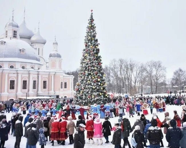 Полтысячи вологжан стали участниками рождественского хоровода  Сегодня, 7 января, в Вологде прошел масштабный праздник "Рождество на Русском Севере". На несколько часов Кремлевская площадь превратилась в площадку с русскими обычаями, народными забавами, гуляниями и плясками. Праздник проводился в рамках проекта губернатора области "Зима Русского Севера".  Концертная программа началась с выступления Государственного ансамбля песни и танца "Русский север". Далее программу продолжил большой рождественский хоровод, в котором приняли участие более 500 человек.