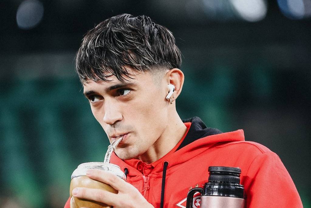 ПАБЛО СОЛАРИ ПРОПУСТИТ СЛЕДУЮЩИЙ МАТЧ КУБКА РОССИИ Полузащитник московского Спартака Пабло Солари пропустит следующий матч Кубка России из за дисквалификации Предупреждение полученное игроком в ответной игре 1 4 финала Пути РПЛ с Локомотивом стало для Солари вторым в нынешней стадии плей офф Кубка что автоматически ведёт к отстранению футболиста на один матч