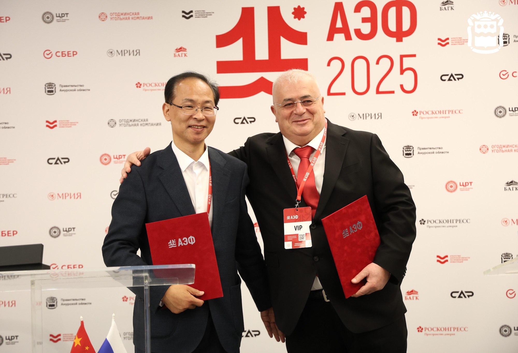 На АмурЭкспо-2025 резидент ТОР «Амурская» договорился с китайским партнером о поставках в КНР В рамках договора АО «Байкало-Амурская горнорудная корпорация» будет поставлять Хэйлунцзян Фусян Саплай Чейн Менеджмент Ко. Лтд. 1 млн железорудного концентрата в год в течение 10 лет. Как подчеркнул председатель совета директоров БАГК Альберт Джуссоев, подписание соглашения является продолжением развития проекта на ТОР «Амурская». Компания уже наладила эффективные поставки в Китай. Новый контракт подтверждает доверие партнеров к качеству продукции.