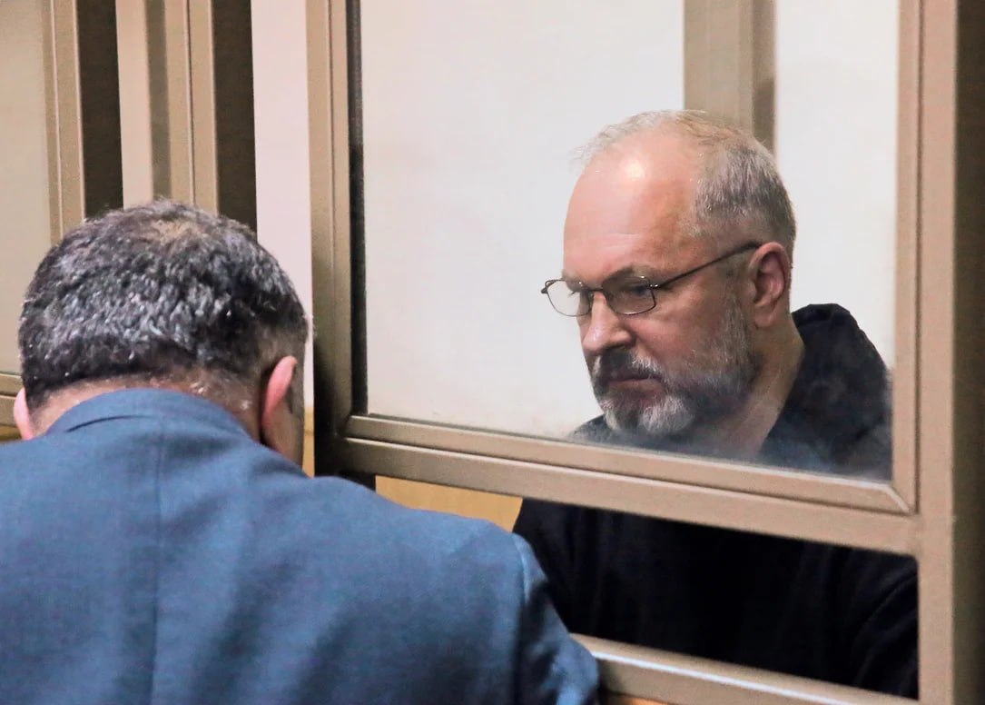 Арест на имущество семьи экс-главы донского минтраса Кушнарева продлили до 3 октября Железнодорожный районный суд Ростова-на-Дону перенес на 12 мая рассмотрение уголовного дела о получении взятки и хранении оружия, возбужденного в отношении бывшего заместителя губернатора Ростовской области – министра транспорта региона Виталия Кушнарева. Об этом сообщает ТАСС со ссылкой на собственного корреспондента, присутствовавшего в зале суда. «В ходе заседания в понедельник суд продлил арест на имущество семьи экс-замгубернатора», – пишет издание. По данным правоохранителей, общая стоимость арестованной Басманным судом Москвы недвижимости, принадлежащей семье экс-замгубернатора Ростовской области Виталия Кушнарева, превышает 276,5 млн руб. В числе арестованного имущества – мотоцикл Harley-Davidson FXDRS, Land Cruiser 200, итальянское охотничье ружье Benelli Raffaello, квартира в Ростове-на-Дону, несколько нежилых помещений в Ростовской области и Москве, а также земельные участки. Суд постановил ходатайство гособвинителя удовлетворить и продлить арест на имущество семьи Виталия Кушнарева до 3 октября 2025 года, уточнил ТАСС. По данным информагентства, сегодня в ходе заседания прокурор, оглашая материалы уголовного дела, сообщил о том, что Виталий Кушнарев при задержании с поличным заявил, что деньги от руководителя компании «Т-Транс» получил для помощи ФК «Ростов». Виталия Кушнарева обвиняют в получении взятки и незаконном хранении оружия ч.6 ст.290; ч.1 ст.222 УК РФ . Он, по версии следствия, в октябре 2024 года в Ростове-на-Дону потребовал от директора ООО «Т-Транс» 95 млн руб. за беспрепятственную приемку работ по строительству, реконструкции и капитальному ремонту, а также содержанию автомобильных дорог на территории региона, выполняемых в рамках госконтрактов, и их своевременную оплату. Судебный процесс над бывшим главой областного минтранса начался в Железнодорожном райсуде Ростова 21 апреля. Подписаться на "Новости Ростова" Прислать новость