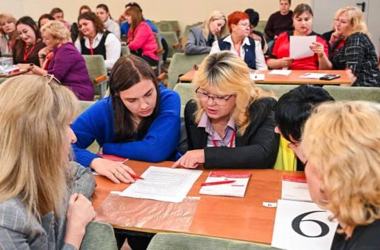 В Херсонской области прошёл курс повышения квалификации для педагогов На базе Генической школы 3 Херсонской области 54 учителя школ и колледжей региона освоили программу по психолого педагогическим основам курса внеурочной деятельности Разговоры о важном Обучение организовали региональные образовательные институты при поддержке Минобрнауки России Участники посетили лекции и практические занятия где изучали навыки и подходы к воспитательной работе Экспертами выступили педагоги практики региона Они поделились своими методиками рассказали о приоритетах воспитания и о том как помогают школьникам осваивать ценностные ориентиры Финальным этапом стала сессия по обмену эффективными практиками Участники познакомились с лучшим региональным опытом реализации курса Херсон Обучение   Подписаться в MAX