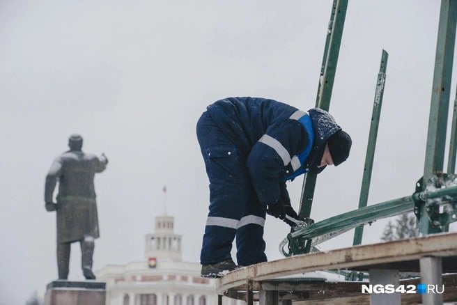 Сборка «самой дорогой в стране» новогодней ели началась на площади Советов в Кемерове.  В этот раз собирать ее начали чуть раньше, чем годом ранее.  В администрации города   сообщили, что сборка ели завершится до 1 декабря, в зависимости от ветра и погоды.  Стоимость главной елки столицы Кемеровской области на момент приобретения составляла 18 миллионов рублей, и стала самой дорогой в стране.  ⏹ Подписаться   Прислать новость