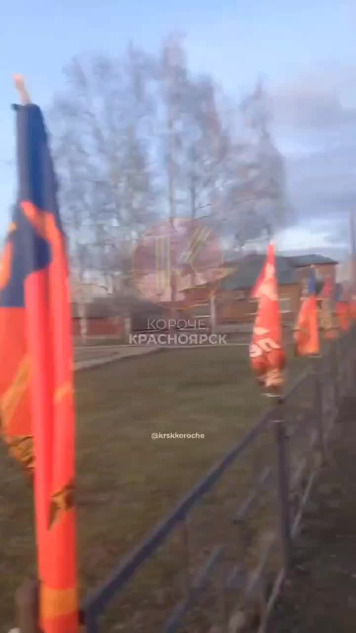 Власти Богучан украсили село обрывками флагов ко Дню Победы