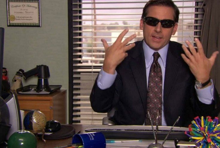 Архангелогородцы рассказали о своём отношении к работе Так по данным сервиса SuperJob в трудовых установках жителей Архангельска доминирует прагматизм для большинства работа это в первую очередь источник дохода 55 голосов опрошенных Ради карьерного роста трудятся 27 респондентов Для 13 работа это прежде всего призвание и удовольствие от процесса Источником дохода свою нынешнюю работу назвали почти равное количество мужчин и женщин О карьерных амбициях же чаще рассказывали мужчины В свою очередь женщины чаще рассматривают работу как призвание Возрастные различия в отношении к работе наиболее контрастны Для молодежи до 35 лет карьерные перспективы 43 почти так же важны как и доход 46 о призвании думает только каждый одиннадцатый 9 Среди респондентов старше 45 лет количество ориентированных на доход и призвание респондентов максимально 69 и 17 тогда как карьерные мотивы играют минимальную роль 7 Среди горожан со средним профессиональным образованием больше ориентированных на зарплату 67 против 61 среди обладателей высшего Люди закончившие вузы чаще называют свою работу призванием 23 против 16 среди выпускников средних профучреждений Горожане с зарплатой от 150 тысяч рублей в месяц чаще демонстрируют прагматичное отношение к своим обязанностям и реже считают работу призванием 62 и 8 соответственно по сравнению с зарабатывающими до 80 тысяч 51 и 18 На фото кадр из сериала Офис