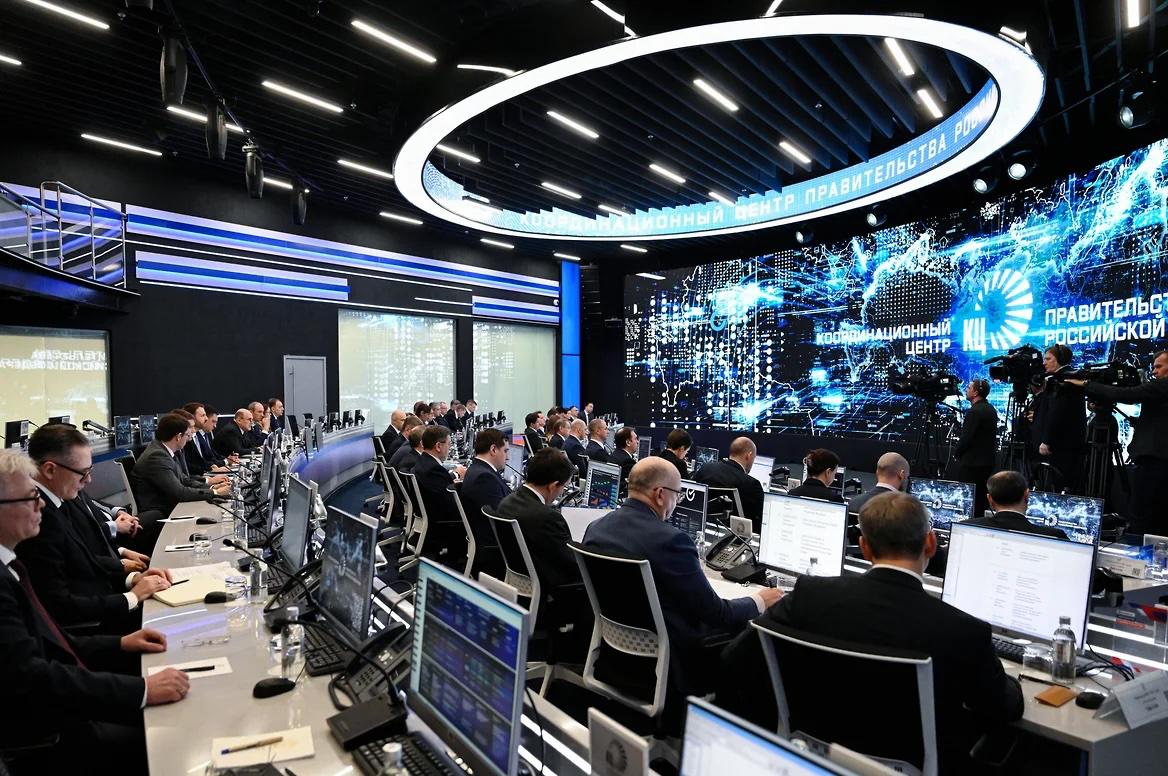 В России создадут озеро данных о мошенниках Правительство обсуждает создание в ГИС Антифрод общего озера данных о мошенниках к формированию которого привлекут банки платежных и сотовых операторов участников цифровых экосистем В правительстве опасаются что локальные блокировки таких субъектов в корпоративных системах отдельных компаний окажутся недостаточными для победы над киберпреступностью и только открытый обмен данными на общей платформе позволит задавить ее в целом Большинство участников стратегической сессии со стороны бизнеса также отметили что самыми эффективными методами противостояния мошенникам оказались объединение усилий обмен информацией и совместные сервисы банков и операторов а иногда и платформ онлайн торговли Telegram Дзен MAX