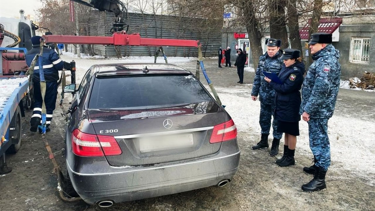 Жительница Челябинска лишилась Mercedes из-за долгов бывшего владельца автомобиля  В Челябинске судебные приставы арестовали Mercedes, принадлежавший местной жительнице, как выяснилось потом за долги по налогам. Однако должником оказался прежний владелец иномарки.  Как сообщили в пресс-службе ГУФССП по региону, приставы разыскивали мужчину, который задолжал налогов на 300 тысяч рублей. Он не выходил на связь, а арест счетов результатов не принес.   Единственное имущество должника – "Мерседес" 2010 года выпуска, однако найти мужчину и его автомобиль по известным адресам у приставов не получилось. Машина попала в их поле зрения случайно: она буквально сама приехала к подразделению.  "Интересующая судебных приставов иномарка сама приехала к дверям подразделения, точнее, к дверям расположенного рядом магазина известной сети. За рулем была дама, она приехала за покупками", – комментируют в ГУФССП России по Челябинской области.  Вернувшись из магазина, женщина уже увидела заблокированную машину и людей в форме. Оказалось, что иномарку она купила несколько лет назад у разыскиваемого должника. Вот только не поставила "Мерседес" на учет, не уплачивала налоги и штрафы.   Фото: пресс-служба ГУФССП по Челябинской области    Вести Южный Урал   Челябинск