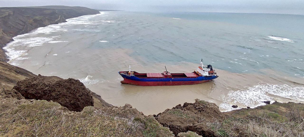 Сухогруз под флагом Вануату сель на мель в Краснодарском крае HAPPY ARAS по предварительным данным шел из болгарского порта Варна в Новороссийск Вчерашний шторм когда порывы ветра достигали 20 25 метров в секунду застал его в Черном море возле мыса Железный Рог Там он и стоит сейчас с восточной стороны На борту находятся 11 человек экипаж ждет эвакуацию Подписаться на truekpru Читать нас в MAX