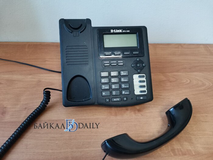 В Бурятии оштрафовали банк одолевший должника Как рассказали в УФССП с жалобой обратился житель Джидинского района Мужчина отправил в кредитную организацию заявление в котором указал что будет общаться по поводу задолженности только с её представителем Но несмотря на это банк продолжал названивать клиенту Кроме того представители финучреждения оказывали психологическое давление на джидинца звоня ему более двух раз в сутки и свыше 16 раз в неделю При проверке которую провели сотрудники ведомства нарушения подтвердились В итоге банк оштрафовали на гигантские 50 тысяч рублей