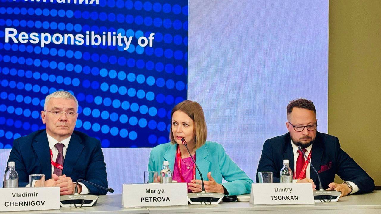 На сессии «Забота о будущем поколении» обсуждали, какую роль бизнес может играть в формировании культуры детского питания и поддержке семей. Вице-президент по продажам Health&Nutrition Мария Петрова поделилась практиками компании — от сотрудничества с фудбанками до образовательных инициатив. «Совместно с фондом „Русь“ мы ежедневно обеспечиваем молочной продукцией более тысячи нуждающихся семей. Всё чаще покупатели сознательно участвуют в акциях, где выручка идёт на помощь детям. Это говорит о смене отношения к благотворительности — она становится частью повседневного выбора», — отметила она. Health&Nutrition также развивает проекты для родителей и школьников: образовательные курсы, портал «Здоровое восПитание», вебинары с врачами и экскурсии на производство. Компания инвестирует в научные исследования и сотрудничает с вузами, чтобы создавать продукты с высокой пищевой ценностью и учётом особенностей разных возрастных групп. Петрова подчеркнула, что устойчивый результат возможен только при объединении усилий — бизнеса, государства и семей.