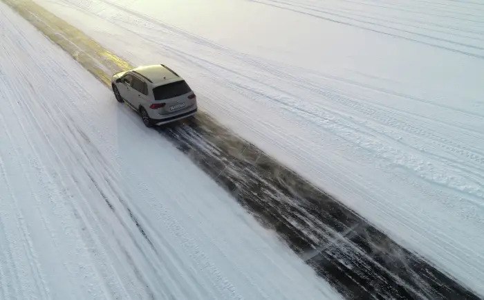 В Нижневартовском районе ХМАО построят 149 км автозимников и более 2 км ледовых переправ.   Предварительный срок ввода в эксплуатацию зимников установлен на 25 декабря 2024 года, однако может измениться из-за погодных условий.   На планируемых участках уже установлены запрещающие знаки и заградительные сооружения. После введения объектов будут функционировать посты регулирования на переправах, с шлагбаумами для ограничения проезда при морозах ниже -35ºС. Пропуск автомобилей будет осуществляться в парном порядке с фиксацией информации о движении. Существующие переправы уже оборудованы понтонными мостами для круглосуточного использования.