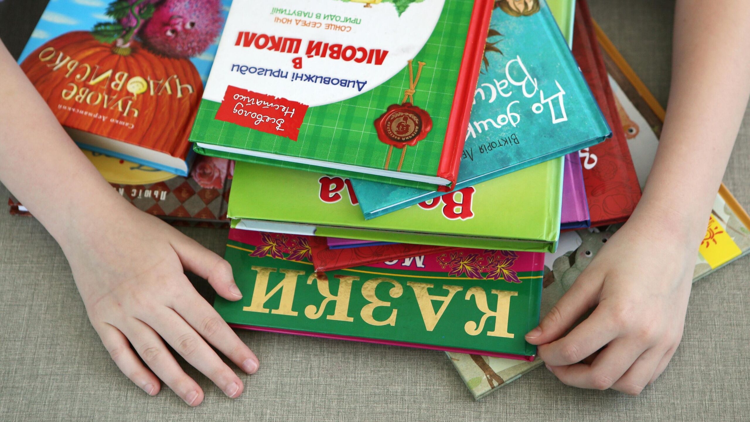 Школьники на Украине все чаще выбирают русский для общения на переменах за последний год доля тех кто считал украинским родным снизилась с 71 до 64 сообщила руководитель Центрального межрегионального управления Госслужбы качества образования Светлана Бабинец