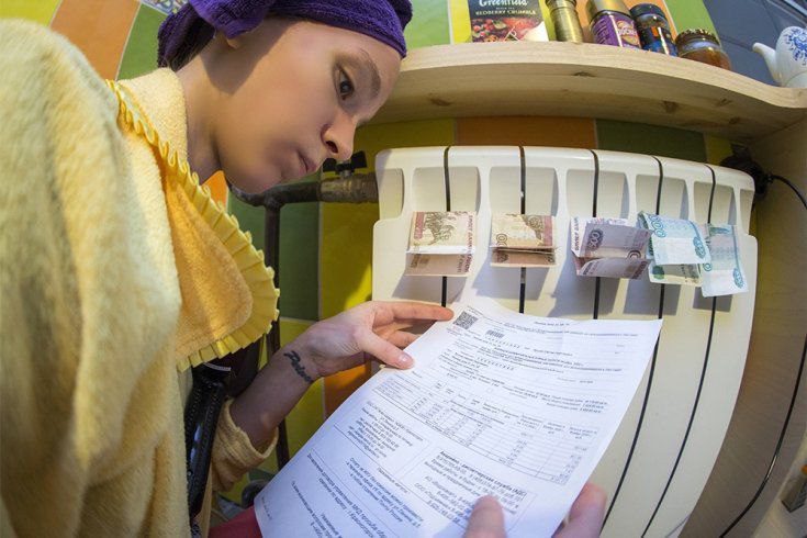 Коммунальные тарифы в Москве взлетят с 1 июля В среднем, тарифы вырастут на 15%, однако итоговая сумма в квитанции будет зависеть от объемов потребления каждого домохозяйства. В других регионах страны рост тарифов составит в среднем 12%. ‼ Основные изменения: Горячая вода: рост на 14,8% – с 272,14 руб./куб.м до 312,50 руб./куб.м. Холодная вода: рост на 10% – с 59,80 руб./куб.м до 65,77 руб./куб.м. Водоотведение: рост с 45,91 руб./куб.м до 51,62 руб./куб.м. Отопление: рост с 3217,19 руб./Гкал до 3738,37 руб./Гкал. • Вывоз мусора: рост с 7,34 руб./кв.м до 8,43 руб./кв.м. • Газ: рост с 9 руб./куб.м до 9,71 руб./куб.м. Электроэнергия для домов с газовыми плитами : рост с 6,99 руб./кВт·ч до 7,87 руб./кВт·ч. По оценкам экспертов, для семьи из трех человек, проживающей в двухкомнатной квартире, ежемесячная плата за коммунальные услуги увеличится примерно на 800 рублей. Фото: «РГ»