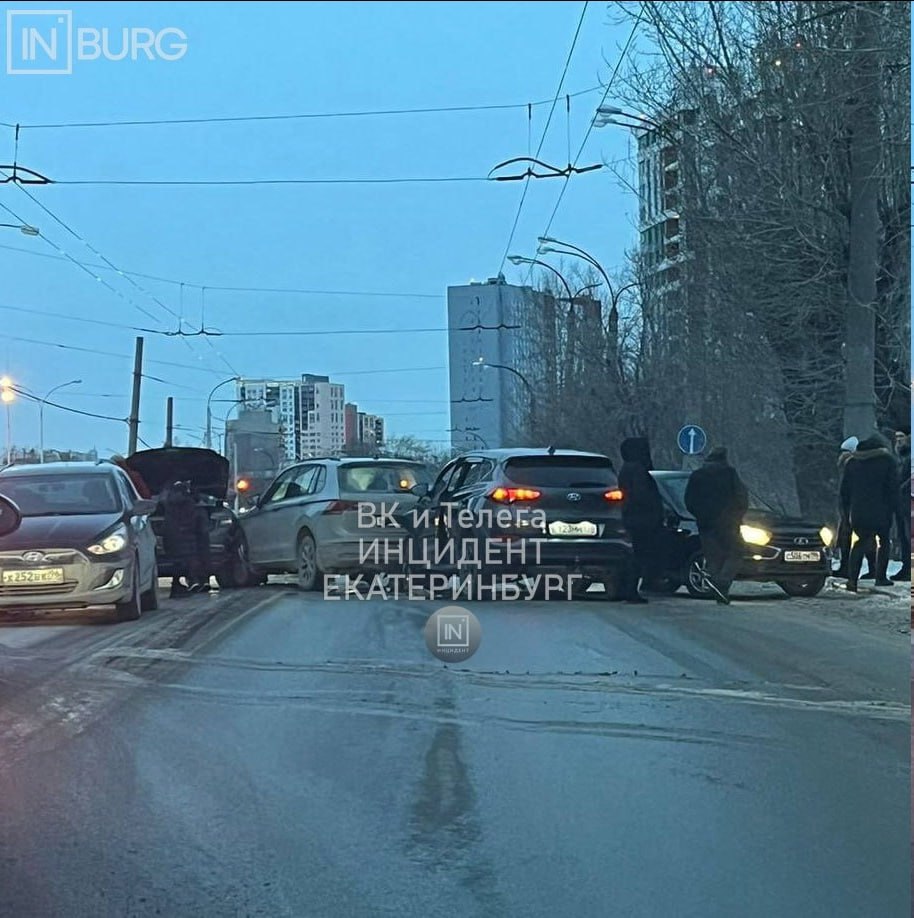 Массовое ДТП на улице Щербакова. Там, по данным сервиса «Яндекс.Карты», уже серьезная пробка   Перекрыто три полозы из-за столкновения четырех машин, пишет телеграм-канал «Инцидент Екатеринбург». Если вы тоже там оказались, напишите нам или пришлите видео      Фото: «Инцидент Екатеринбург», «Яндекс.Карты»    Новости из Екатеринбурга