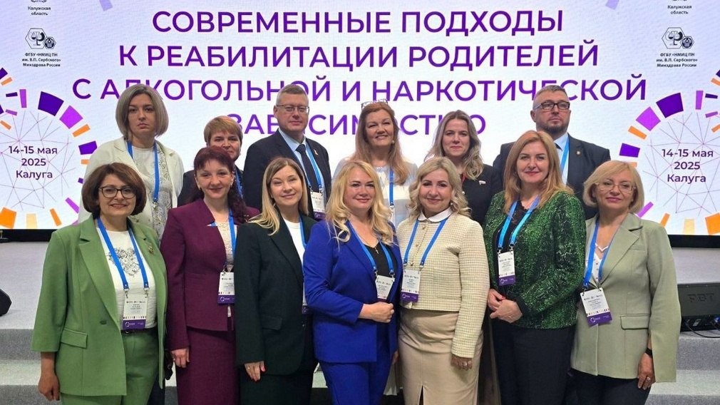 В Калуге проходит Всероссийский обучающий семинар-совещание на тему реабилитации родителей с зависимостями. Участниками стали представители 79 регионов страны и 55 Уполномоченных по правам ребенка, в том числе из Брянской области. Организованы дискуссионные площадки: «Реабилитация без разлучения», «Равный-равному», «Работа с несовершеннолетними. Зависимость и созависимость», «Преодоление зависимого поведения родителей: семье сберегающие алгоритмы, технологии и инструменты». Инна Мухина выступает модератором площадки «Региональные программы и проекты помощи родителям с зависимостями». Будут внедрены лучшие практики по итогам семинара. Фото: Инна Мухина во «ВКонтакте»