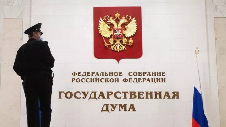 ЛЬГОТЫ ИПОТЕКУ ДЛЯ УЧАСТНИКОВ СВО МОГУТ ЗАПУСТИТЬ В 2026 ГОДУ Государственная программа льготной ипотеки для участников специальной военной операции может быть запущена в 2026 году. Об этом сообщил председатель комитета Госдумы по финансовому рынку Анатолий Аксаков на полях Петербургского международного экономического форума. «Есть поручение президента проработать вопрос ипотечной поддержки участников СВО. Сейчас этот вопрос изучается. Я думаю, что какое-то решение для наших бойцов будет предложено», - заявил депутат. Аксаков пояснил, что реализация программы требует тщательной подготовки и бюджетного планирования: «Поскольку бюджетный процесс связан с календарным годом, в этом году программа, скорее всего, запущена не будет. Нужно время для разработки и расчетов. Вероятно, это направление заработает со следующего года». Депутат отметил, что программа, вероятно, не будет распространяться на столичный регион и Санкт-Петербург: «Нам важно рассредоточить население по стране, а не концентрировать только в центральных городах. Размер субсидируемой ставки пока обсуждается. Все зависит от финансовых возможностей государства", - добавил глава комитета. Фото: Илья Питалев #аврорамедиа_россия Telegram-экосистема АВРОРА МЕДИА МЕДИА НОВОСТИ РЕГИОН ЛАЙФ СПОРТ ГЕРЛЗ ХАЙТЕК ПЕРСОНЫ ИНСАЙД КРИМИНАЛ МОЛОДОСТЬ LIVE АВРОРА МЕДИА YOUTUBE RUTUBE