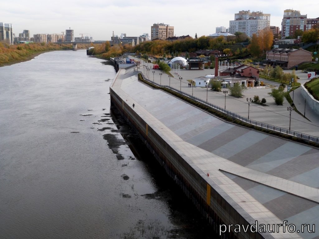 «Мутной жижей» в тюменских муниципалитетах занялись Бастрыкин и прокуроры Количество жалоб жителей региона на низкое качество поступающей в дома воды нарастает, что подтверждают и отчеты Роспотребнадзора. Очередной точкой напряжения стал Исетский район, население которого обратилось к представителям депкорпуса с просьбами содействия в нормализации ситуации. По словам потребителей, поступающий из сети ресурс абсолютно непригоден к безопасному использованию. Информация уже получена прокурорами и Роспотребнадзором, а в ближайшее время стоит ждать внеплановых проверок. Впрочем, Исетский район – только одно из многих мест, где население получает техресурс вместо чистой воды. Проблемы регулярно фиксируются и в Тюмени, где даже реконструкция Метелевского водозабора за 3,5 млрд не привела к кардинальным улучшениям. Жалобы идут из разных точек, в частности, в Тобольском районе в конфликт была вовлечена прокуратура, а в Юргинском и вовсе обращения жителей заинтересовали главу СКР Александра Бастрыкина. Подробнее на «Правде УрФО»