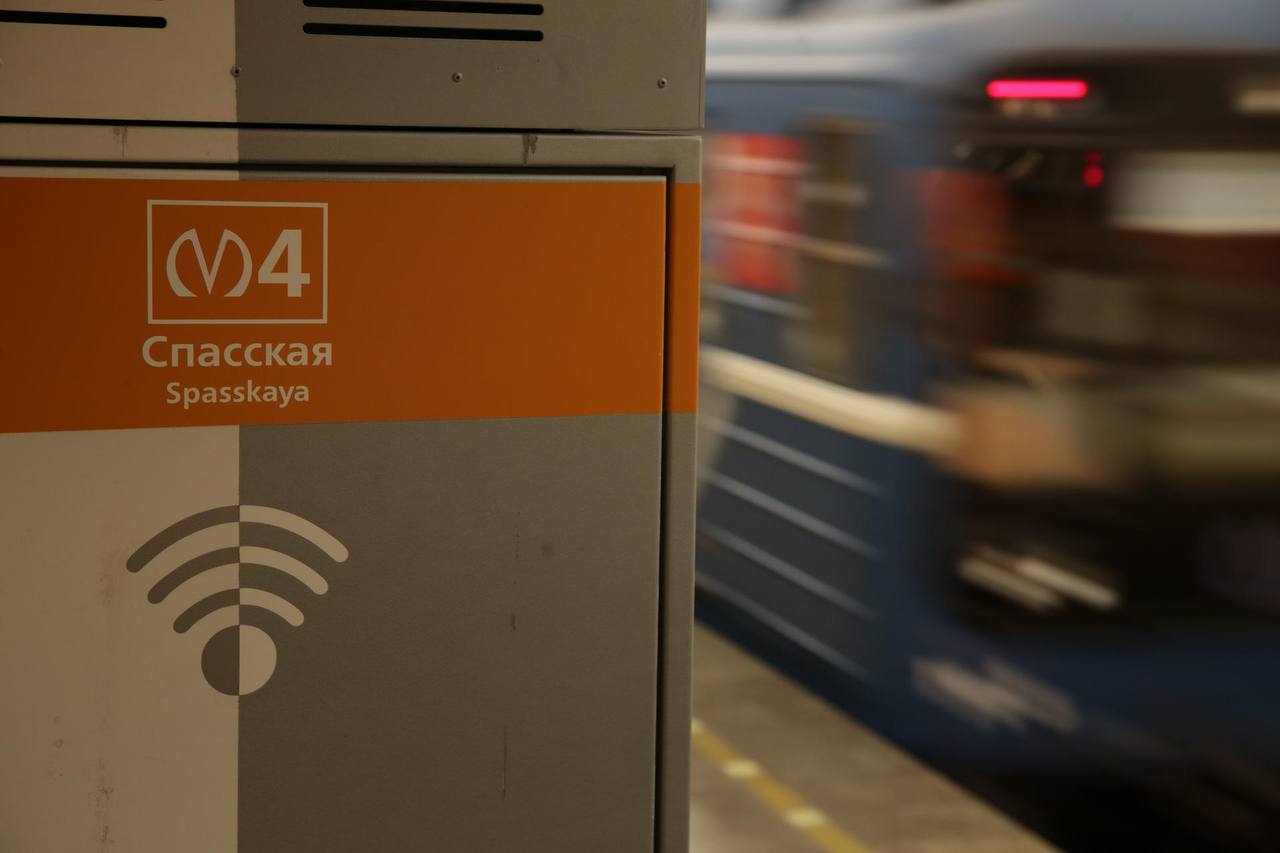 В Петербурге расширяют сеть бесплатного общественного Wi Fi в городе работает уже более тысячи точек доступа сообщил спикер городского ЗакСа Александр Бельский На зимние каникулы в пилотном режиме запускали Wi Fi на Дворцовой площади Локация настолько популярна что в новогодние праздники Wi Fi там решили усилить Проект был запущен в пилотном режиме и доказал свою востребованность за пару недель сотни гигабайт трафика и тысячи подключений подчеркнул Бельский Проект по временному расширению городской сети бесплатного интернета SPB FREE организовали с компанией Ростелеком Антон Ваганов ДП Подписаться на ДП в Telegram MAX