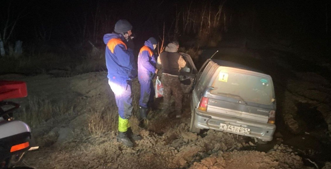 На Камчатке спасатели выручили автомобилиста застрявшего на лесной дороге Рано утром в пятницу 24 октября в Камчатский спасательный центр МЧС России поступил вызов мужчина сообщил что его знакомый застрял на машине по дороге к диким Зеленовским озеркам Нажмите для подробностей kam24 ru news main 20251024 122016 html utm source telegram utm medium messenger