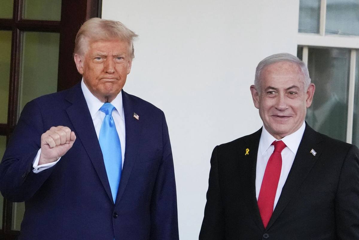 Трамп пригласил Нетаньяху на встречу в Белом доме Премьер министр Израиля Биньямин Нетаньяху сообщил что президент США Дональд Трамп пригласил его на переговоры в Белый дом Встреча намечена на 29 сентября Мы говорили с Трампом несколько раз после удара по Дохе в том числе вчера Он пригласил меня в Белый дом Встреча состоится через две недели в понедельник сказал Нетаньяху на пресс конференции baq rus
