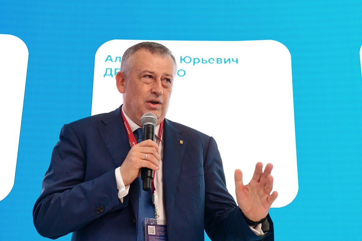 Ленинградская область подпишет около тридцати инвестиционных соглашений на ПМЭФ На Петербургском международном экономическом форуме Ленинградская область планирует заключить около тридцати инвестиционных соглашений. Губернатор Александр Дрозденко сообщил, что регион рассчитывает привлечь более 620 млрд руб. Большинство проектов связаны с пищевой и перерабатывающей промышленностью, а также с развитием туристической инфраструктуры. В настоящее время договоры проходят этап вычитки и согласования в администрации региона. В дни проведения ПМЭФ проезд по КАД на юге Петербурга для грузовиков массой более 3,5 т будет закрыт. Фото: Евгений Павленко, Коммерсантъ Подписывайтесь на «Ъ-СПб»