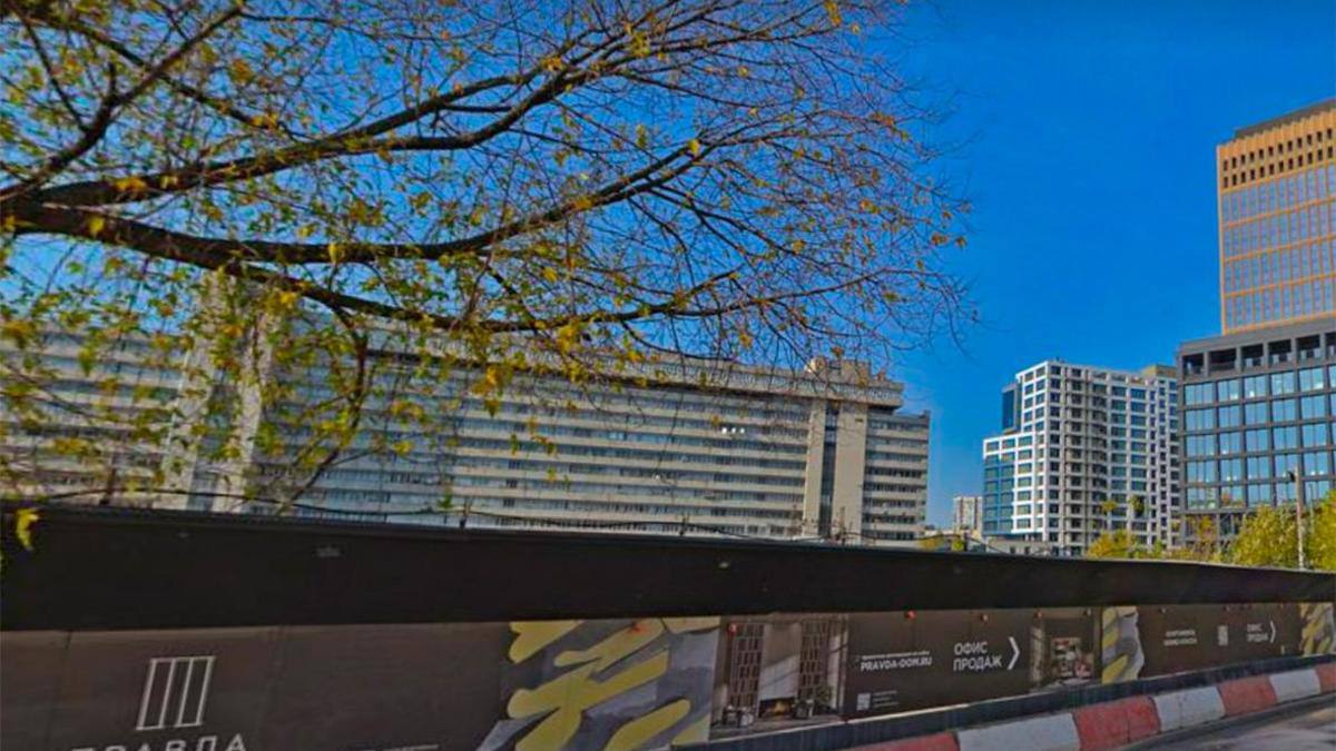 DARS продолжает наращивать влияние в Москве в дополнение к двум недавно купленным площадкам добавился апарткомплекс Правда Компания выкупила СЗ Вега связанное с Vos hod на балансе которого находится строящийся с 2017 го комплекс Правда Ранее DARS выступала там в роли генподрядчика Правда долгое время входила в портфель девелоперской группы ПСН В последней проектной декларации говорится что завершение проекта теперь намечено на второй квартал 2027 года Комплекс не был достроен из за проблем возникших у братьев Ананьевых владельцы ПСН после санации Промсвязьбанка Ранее застройщик также стал владельцем 51 фирмы СЗ Проект у принадлежащей девелоперу Plato и приобрел участок площадью 0 5 га на улице Кольской для строительства ЖК бизнес класса на 19 000 кв м Справочно По данным Всеостройке рф DARS занимает 45 е место в РФ по объему текущего строительства жилья Надежность девелопера 3 97