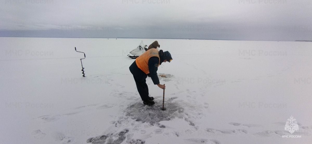 В Юрьевце на Волге толщина льда в три раза меньше нормы для февраля     В этом году из-за аномально теплой зимы ледяной покров на Горьковском водохранилище значительно тоньше обычного – в районе Юрьевца его толщина в большинстве мест не превышает 15-20 сантиметров, тогда как нормальные показатели для середины зимы составляют не менее 60-70 см.  ↗  Прислать новость   Подписаться