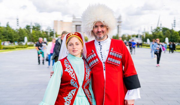 В Москве проходит фестиваль "Дружба народов" Полное название - "Дружба народов - единство России". Участвуют РФ, Белоруссия, Армения, Узбекистан, Киргизия, Казахстан. Азербайджан сам отказался, хоть его звали даже после недавних известных событий. Тупость начинается сразу с синопсиса на сайте. Читаем: Сохранение и развитие культурно-исторического наследия народов России, воспитание культуры межнационального общения, основанной на уважении чести и национального достоинства граждан, традиционных российских духовно-нравственных ценностей с "Развивать" наследие невозможно. Оно - объективная данность. Если, кроме потной юрты, у народа от истории ничего не осталось - развивать там нечего. Ценности у представителей некоторых народов, проживающих большей частью незаконно на территории нашей страны, не могут быть одной традиции с нашими. И мораль, как дар Бога, не является универсальной для идолопоклонников и верующих. Уважать племенные предрассудки - дело не просто бессмысленное, а опасное для спасения души. И, наконец, мы хорошо знакомы с проявлениями дружбы народов. Она уже годами на наших улицах. Чтобы разобраться в национальном вопросе, надо не на ритуальные пляски смотреть, а анализировать происходящее, смотря своими глазами. А не через повязку толерантности ко злу. Наконец, говорить о стоимости "фестиваля" и том, за чей он счёт, просто не приходятся. Тут всё очевидно. За счёт русского народа ему же испражняются прямо в лицо. «За Други Своя»