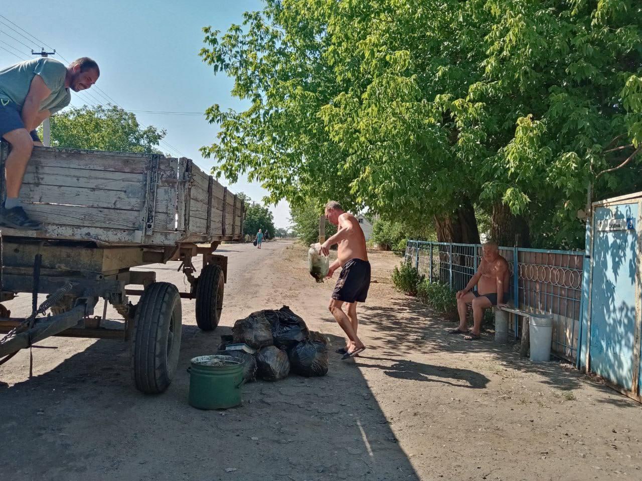 Несмотря на сложную оперативную обстановку, наши коммунальщики неустанно трудятся для благоустройства нашего округа!  В селе Райское убрали траву и обустроили обочину дорог вдоль улиц.  Также в селах Обрывка и Масловка активно проводятся работы по сбору и вывозу мусора с населенных пунктов.  Благодарим коммунальщиков за их самоотверженный труд и заботу о нашем округе!