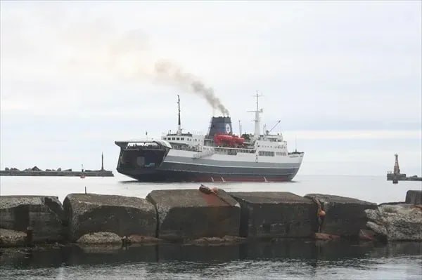 ⏺  Паромная переправа «Ванино – Холмск» временно закрыта из-за шторма  Из-за приближения циклона сегодня приостановлена работа паромной переправы «Ванино – Холмск». Предположительно, возобновить морское сообщение между материком и Сахалином удастся вечером 19 февраля.  Согласно метеопрогнозу, действие циклона распространится по всей акватории Татарского пролива, там ожидают снег и усиление ветра до 20 м/с.