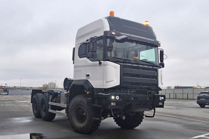 На бывшем заводе Scania-MAN начали выпускать новые российские тяжелые грузовики  На площадке бывшего завода Scania-MAN в Санкт-Петербурге началась сборка новых российских тяжелых грузовиков, которые предназначены для гражданского рынка и носят марку БАЗ, известную прежде всего по военной технике.  Новый гражданский БАЗ — это тяжелый грузовик 6x6 с полностью независимыми пружинными подвесками. Производитель заверяет, что автомобиль на 95% собран из российских комплектующих.  БАЗ 6x6 оснащен 11,1-литровым турбодизелем ЯМЗ-653.1 мощностью 500 л.с. и крутящим моментом 2000 Нм. Коробка передач механическая, также марки ЯМЗ.  #новости #ямз