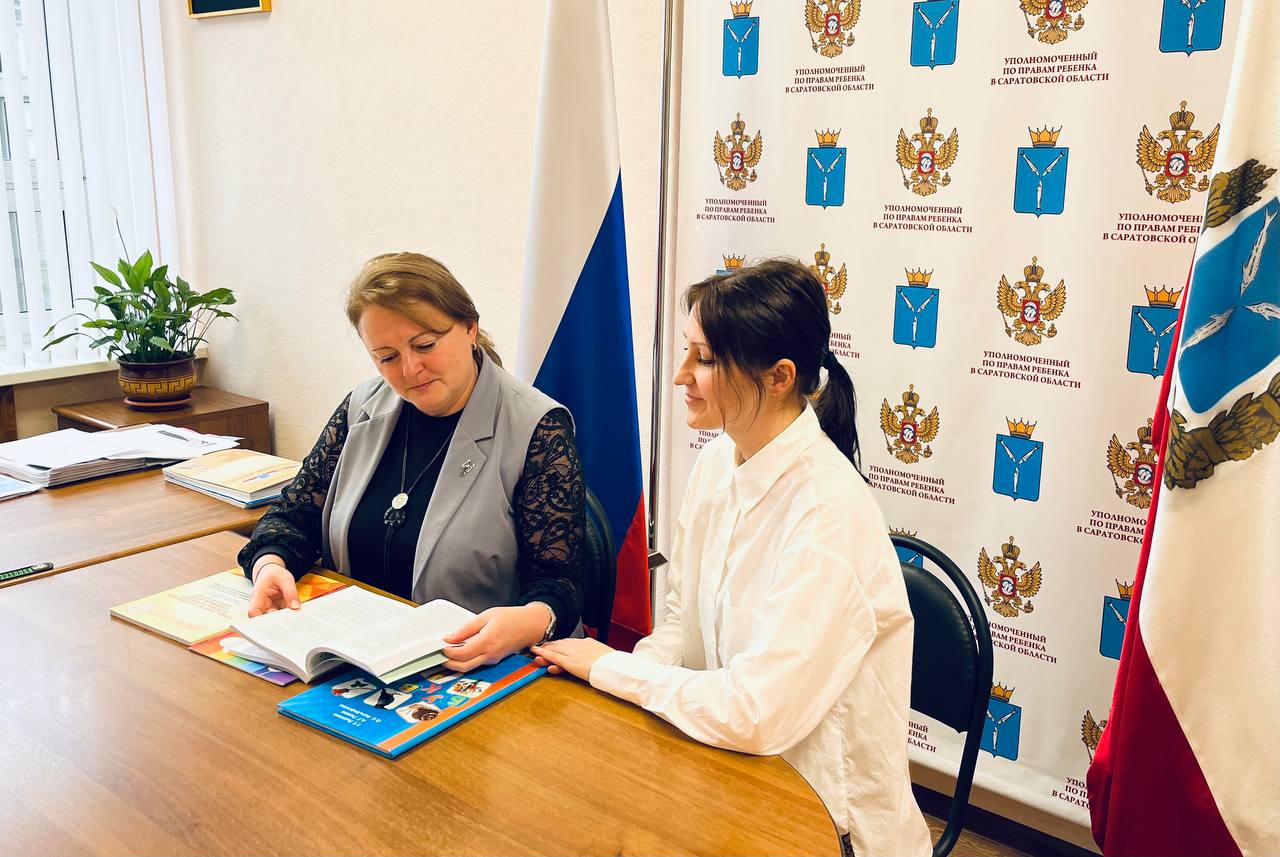 Продолжаем рассказывать о важных начинаниях регионов которые призваны поддержать семьи с детьми   В Саратовской области на базе одного из детских садов может появиться ресурсная группа для малышей с расстройствами аутистического спектра Окажем содействие в создании ресурсно поддерживающей модели образования для детей с ограниченными возможностями здоровья и инвалидностью В ближайшее время обсудим возможность создания ресурсной группы на базе одного из дошкольных учреждений Саратова поделилась региональный детский уполномоченный Юлия Васильева Инициатива принадлежит сообществу РАС Саратов Оно год назад объединило родителей нацеленных на создание комфортных условий для детей с ментальными нарушениями Одна из мам уже начала процедуру регистрации НКО А детский омбудсмен в ближайшее время проведёт встречу с директором Педагогического института СГУ имени Н Г Чернышевского Татьяной Фирсовой для обсуждения программы и методики обучения специалистов которые помогут повсеместно создать в Саратовской области качественную ресурсно поддерживающую образовательную среду Самое сложное в любом деле начать его Видим что здесь начало уже положено   Сопровождение через всю жизнь Ментальное здоровье Обмен Опытом