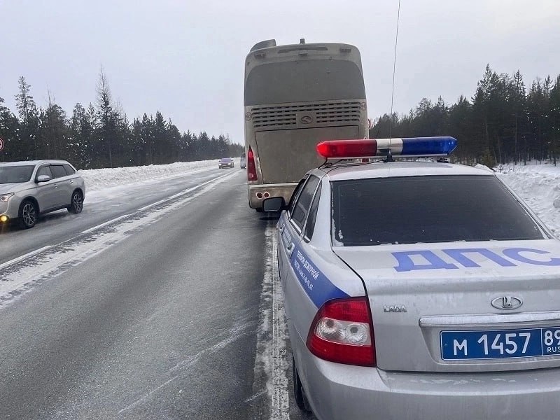 ‍ В Ноябрьске автоинспекторы провели профилактическую работу с водителями автобусов и грузового транспорта.  Сотрудники Госавтоинспекции напомнили водителям правила дорожной безопасности, а также призвали соблюдать режим труда и отдыха. Во время мероприятия полицейскими было проверено 15 транспортных средств, осуществляющих перевозку пассажиров, и 15, осуществляющих перевозку больших грузов, пресечено 12 административных правонарушений.    В Госавтоинспекции рекомендуют владельцам и водителям транспортных компаний проводить регулярные инструктажи и тренинги для своих сотрудников, а также следить за состоянием автомобилей. Надзор и контроль за грузовыми и пассажирскими перевозками проводится на постоянной основе. Соблюдайте ПДД!     #мвдроссии #полиция #гибддянао #гибдд #янао #ноябрьск