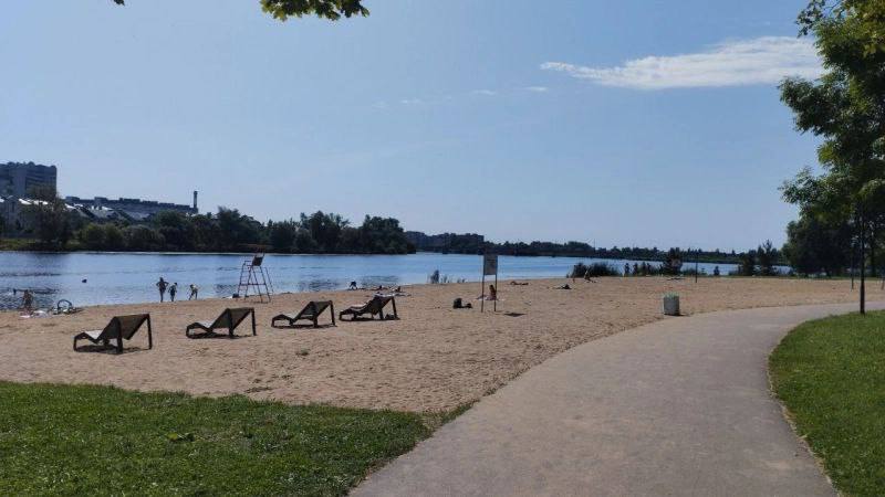 В Петербурге почти 40 пляжей получили «пятёрку» за чистоту За последние две недели сотрудники «Управления по мониторингу» провели инспекцию пляжных зон в Курортном, Выборгском, Кировском, Колпинском, Петродворцовом, Приморском, Петроградском и Василеостровском административных районах. Осмотр охватил как крупные прибрежные территории вдоль Финского залива, так и участки возле рек, озер и искусственных водоемов. На 37 пляжах была отмечена хорошая работа по поддержанию чистоты – мусорные контейнеры регулярно освобождались, а территория оставалась свободной от отходов. Тем не менее, ответственные организации не смогли эффективно справиться с увеличившимся потоком посетителей на 58 пляжах. Все выявленные недостатки были оперативно доведены до их сведения и устранены в кратчайшие сроки.