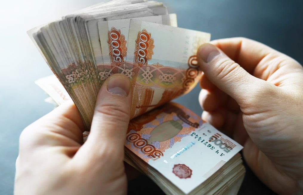 Объем наличных на руках у россиян за 2025 год вырос на 1 трлн рублей Прирост наличных денег в обращении в пять раз превысил показатель 2024 года оценил ЦБ Наибольший вклад в динамику внес декабрь объем наличности вырос на 0 8 трлн рублей Это рекорд для этого месяца за 11 лет На 1 января 2026 года объем наличных денег в обращении в России составлял 19 45 трлн рублей Существенный приток наличных в декабре эксперты связывают с сезонностью часть средств может перетекать из безналичной в наличную форму в преддверии выходных дней Среди других факторов осторожность граждан из за перебоев с онлайн платежами в связи с отключением Интернета За последние несколько лет объем денег в российской экономике значительно вырос но доля наличных продолжала оставаться вблизи исторических минимумов около 14 fatcat18