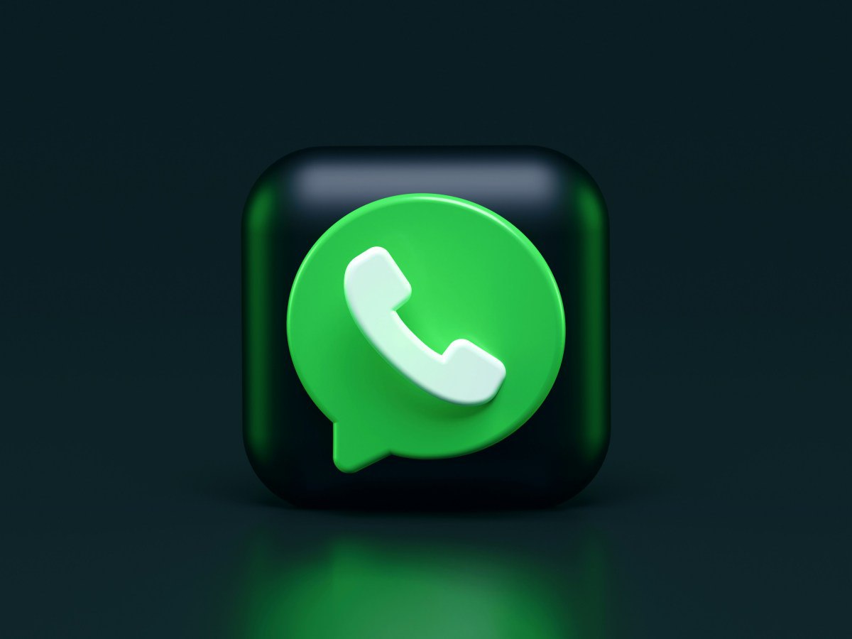 WhatsApp обновил условия использования и запретил универсальные чат боты на своей платформе Под ограничение попадают ассистенты общего назначения отвечающие на любые запросы Разработчикам и компаниям теперь придётся фокусироваться на узких сценариях поддержке клиентов бронированиях уведомлениях и действовать через официальные инструменты иначе рискуют потерять доступ Решение ударит по маркетплейсам ботов и агрегаторам ИИ сервисов но сократит шум спам и риски для конфиденциальности В экосистеме мессенджера начинается эра нишевых ИИ Источник SeveraAIClub