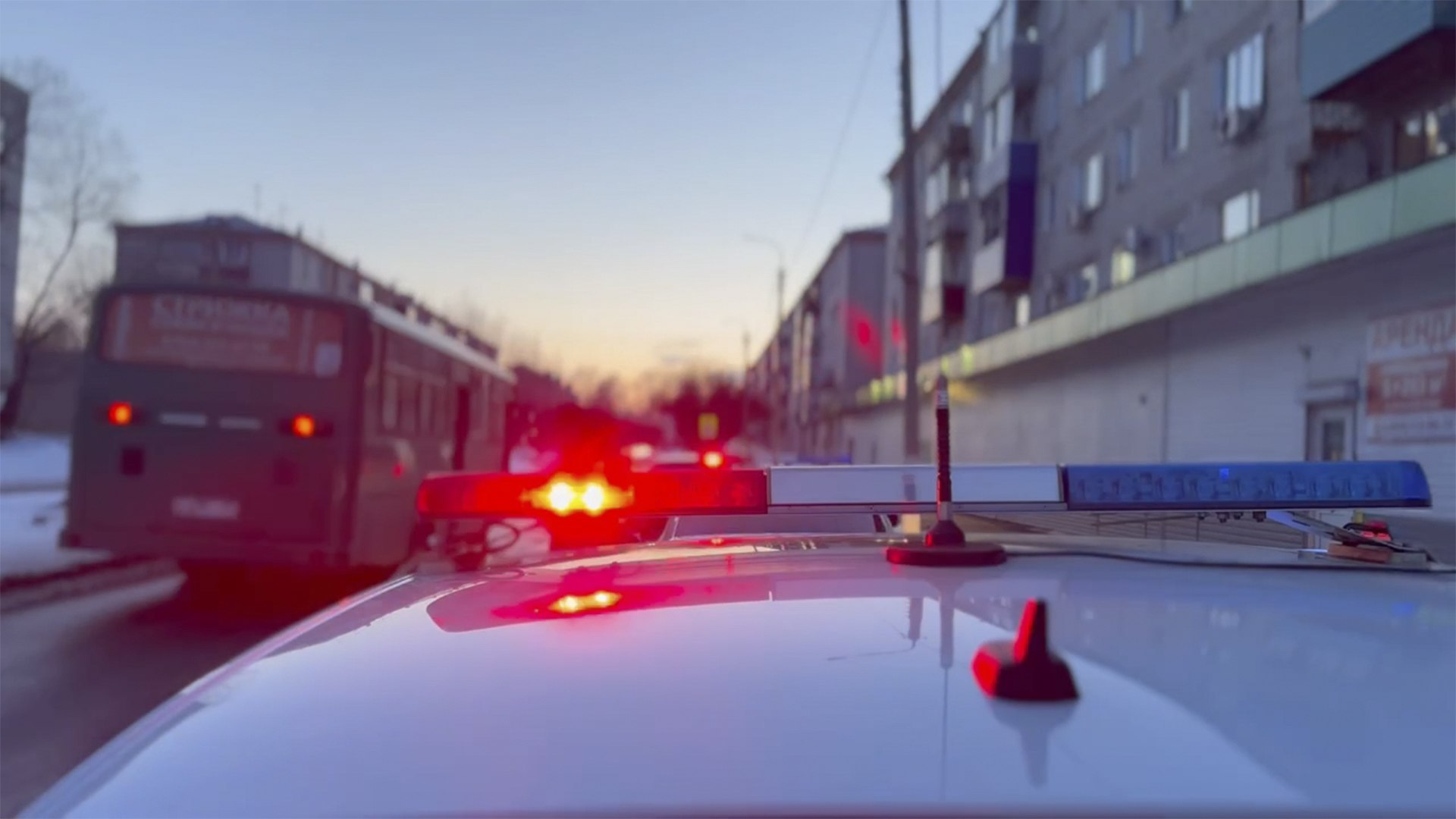 Автобус с перебитым номером кузова выявили в Комсомольске В Комсомольске проходит рейд Автобус в ходе него инспекторы остановили подозрительный пассажирский автобус При осмотре выяснилось что номер на кузове не заводской он расположен в непривычном месте выполнен другим шрифтом а рядом заметны следы прежнего идентификатора который пытались стереть 54 летнего водителя доставили в отдел полиции где разберутся кто как и зачем перебивал номер Вообще же умышленное сокрытие номера может грозить водителю штрафом в размере 5 тысяч рублей либо лишением прав на срок от одного до трёх месяцев Komcity в Max Афиша в Max