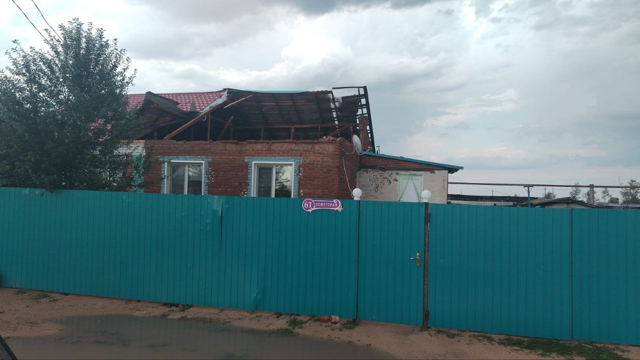 В Балаковском районе сильным ветром сорвало крыши ФАПа и ряда домов Кровлю фельдшерско-акушерского пункта в селе Новая Елюзань в Балаковского районе сорвало из-за сильного ветра, также в населенном пункте повреждены крыши нескольких частных домов. Об этом вчера, сообщил глава районной администрации Сергей Барулин. По его словам, на улице Коммунистической во время ветра упало дерево и оборвало провода. Без электроснабжения остались местные жители, его восстанавливает бригада электриков. В комментариях к публикации чиновника жители приложили фотографии, на которых видно, что из-за непогоды оказались повреждены также хозяйственные постройки, заборы и машины. При этом на некоторых зданиях кровлю сорвало не частично, а практически полностью. «Отмечу, что никто из жителей и гостей села не пострадал.На территории Балаковского района круглосуточно работает единая дежурно-диспетчерская служба», — отметил Барулин. Сегодня утром он планировал встретиться с жителями Новой Елюзани. Заходите на наш сайт, это очень помогает редакции:
