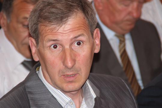 Дело экс-мэра Тулуна Юрия Карих передано в суд В Тулунский городской суд передано дело в отношении бывшего мэра Тулуна Юрия Карих. Его обвиняют в халатности, превышении полномочий, злоупотреблении полномочиями, присвоении или растрате. Об этом сообщила пресс-служба прокуратуры Иркутской области. Следствие считает, что с 2014 по 2023 год Юрий Карих не расселил 29 семей, проживающих в аварийном общежитии, чем нарушил права людей на жилище. Однако самые резонансные преступления бывший мэр совершил после паводка 2019 года, который лишил многих тулунчан жилья. Подробнее — на Бабре #иркутск