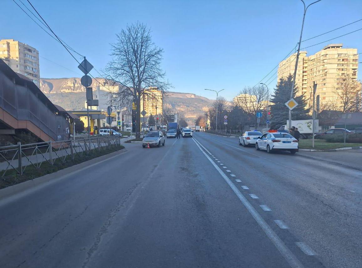 В Кисловодске водитель сбил двух детей переходивших дорогу в неустановленном для этого месте Авария произошла накануне на проспекте Победы города курорта Водитель автомобиля Лада Калина сбил двух несовершеннолетних пешеходов которые перебегали дорогу в неположенном месте В результате аварии 7 летний мальчик с травмами госпитализирован в городскую больницу а 11 летней девочке оказана разовая помощь За рулем автомобиля находился 33 летний местный житель который имеет стаж вождения 12 лет За последние два года привлекался к административной ответственности восемь раз По факту ДТП проводится проверка ГТРК Ставрополье Читайте нас в MAX