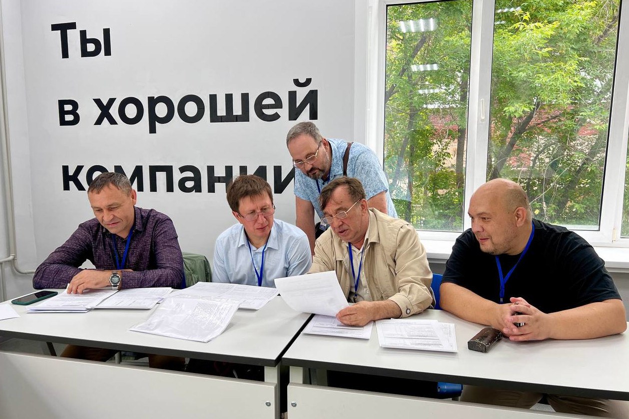 Владимир Долгов стал лучшим сварщиком Иркутской области Региональный этап Всероссийского конкурса профессионального мастерства «Лучший по профессии» в номинации «Сварщик» состоялся 17 июня в рамках федерального проекта «Человек труда» президентского нацпроекта «Кадры». За победу боролись 8 лучших специалистов отрасли ведущих предприятий региона. Владимир Долгов работает в компании «ИНК-СТРОЙНЕФТЕГАЗ». Он представит Иркутскую область на федеральном этапе конкурса, который пройдет в Перми с 24 по 26 сентября 2025 года. В тройку лидеров также вошли Алексей Татаринов из Иркутской нефтяной компании и Николай Белоусов, который представлял Иркутский завод тяжелого машиностроения. «Такие профессиональные соревнования, как конкурс «Лучший по профессии» демонстрирует молодежи перспективы карьерного роста в рабочих профессиях. Мы создаем эффективный механизм для выявления талантливых специалистов и формирования нового поколения высококвалифицированных рабочих кадров», – отметил министр труда и занятости Иркутской области Кирилл Клоков.
