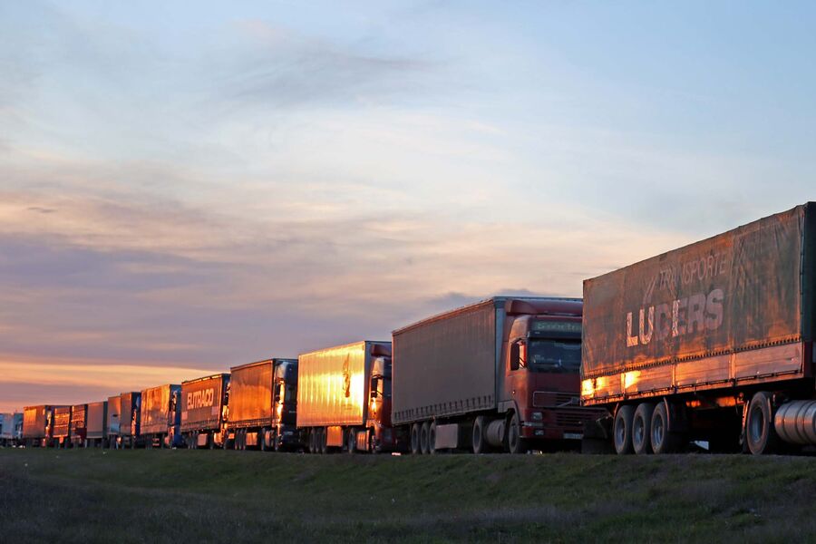 Польша откроет два пункта пропуска на границе с Беларусью дата уже известна Речь идет о возобновлении работы следующих переходов Бобровники Берестовица будет открыт для всех видов транспорта Кузница Брузги будет открыт для пассажирского транспорта за исключением автобусов Это ответ на ожидания большой группы предпринимателей перевозчиков и людей выезжающих на заработки из Беларуси в Польшу отмечается в документе Ожидается что оба пункта пропуска начнут работу уже в понедельник 17 ноября На данный момент между странами функционируют лишь два перехода Тересполь Брест для легковых автомобилей и Кукурыки Козловичи для грузовых Подпишись Минская правда MLYN by