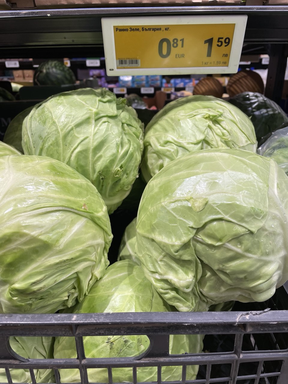 Цены на основные продукты питания, фрукты и овощи на биржах в Болгарии продолжают расти, показывают данные Государственной комиссии по товарным биржам и рынкам ДКСБТ , передает БТА. Наибольший рост цен на овощи наблюдается у кабачков – на 12,62% до 1,16 лв/кг. Среди фруктов больше всего выросла цена на абрикосы - на 7,12% до 4,12 лв/кг. Продолжается рост цен на лимоны, которые на этой неделе подорожали на 4,06% до 4 лв/кг, и яблоки - на 3,34% до 2,85 лв/кг. Цена на сыр повысилась на 0,54% до 11,60 лв/кг. Цена на коровье масло 125 гр поднялась на 1,76% и предлагается по 3,13 лв за пачку. Замороженное куриное мясо подорожало на 0,82% до 6,90 лева за килограм, а яйца размер М — на 2,86% до 0,36 лева за штуку оптом. Это оптовые цены. В магазинах они выше. 1 лев стоит 47,21 руб. объявления и реклама на канале кофе автору