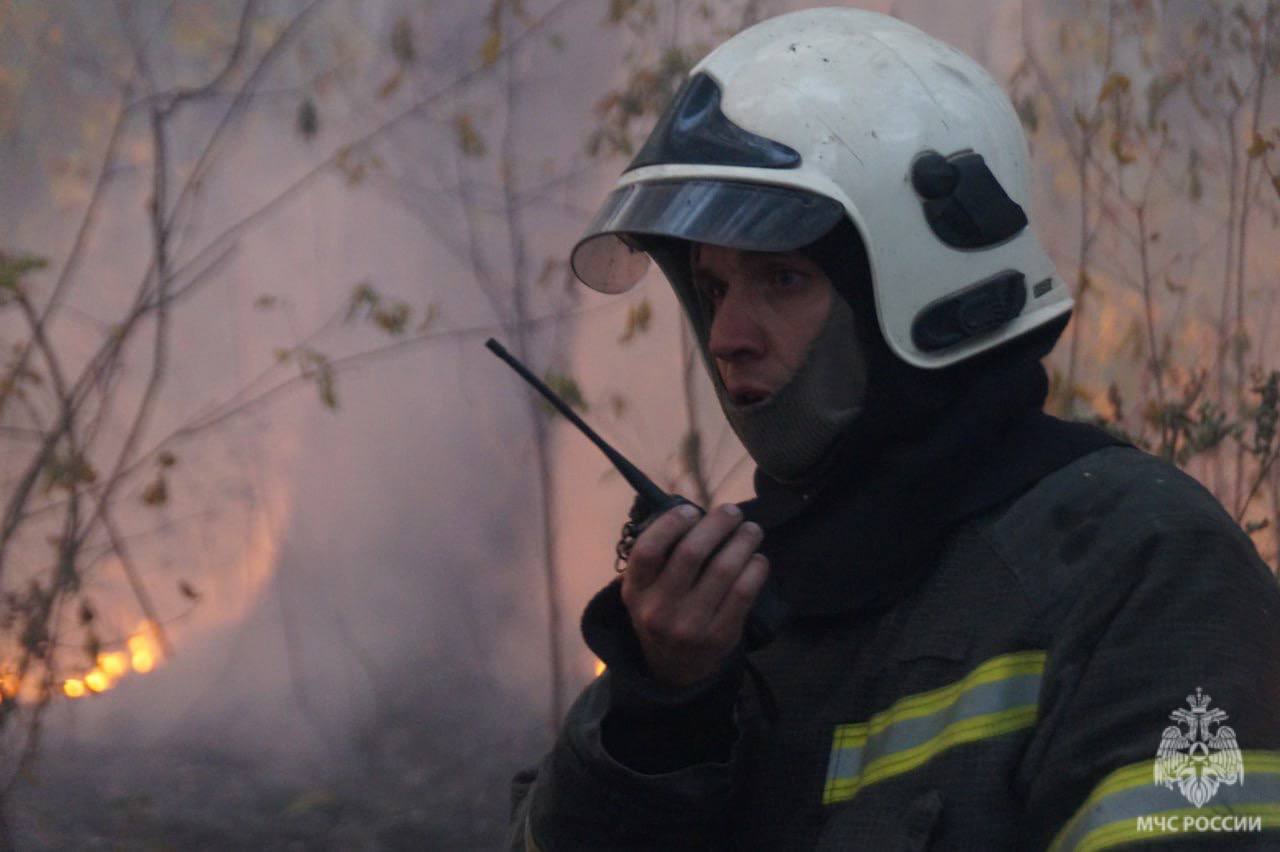 С начала дня в Самарской области       подразделения МЧС на тушение пожаров не привлекались.       На ликвидацию последствий ДТП выезжали 5 раз:       в Ленинском районе Самары столкнулись "Гранта" и "Калина".    в Красноярском районе - "Киа" и "Хендай".    в Кинель-Черкасском районе - "Гранта" и "Калина". Пострадало 2 человека.    в Тольятти столкнулись "Калина" и "Веста"  пострадал 1 человек ,  и "Киа" и "Веста"  пострадал 1 человек .