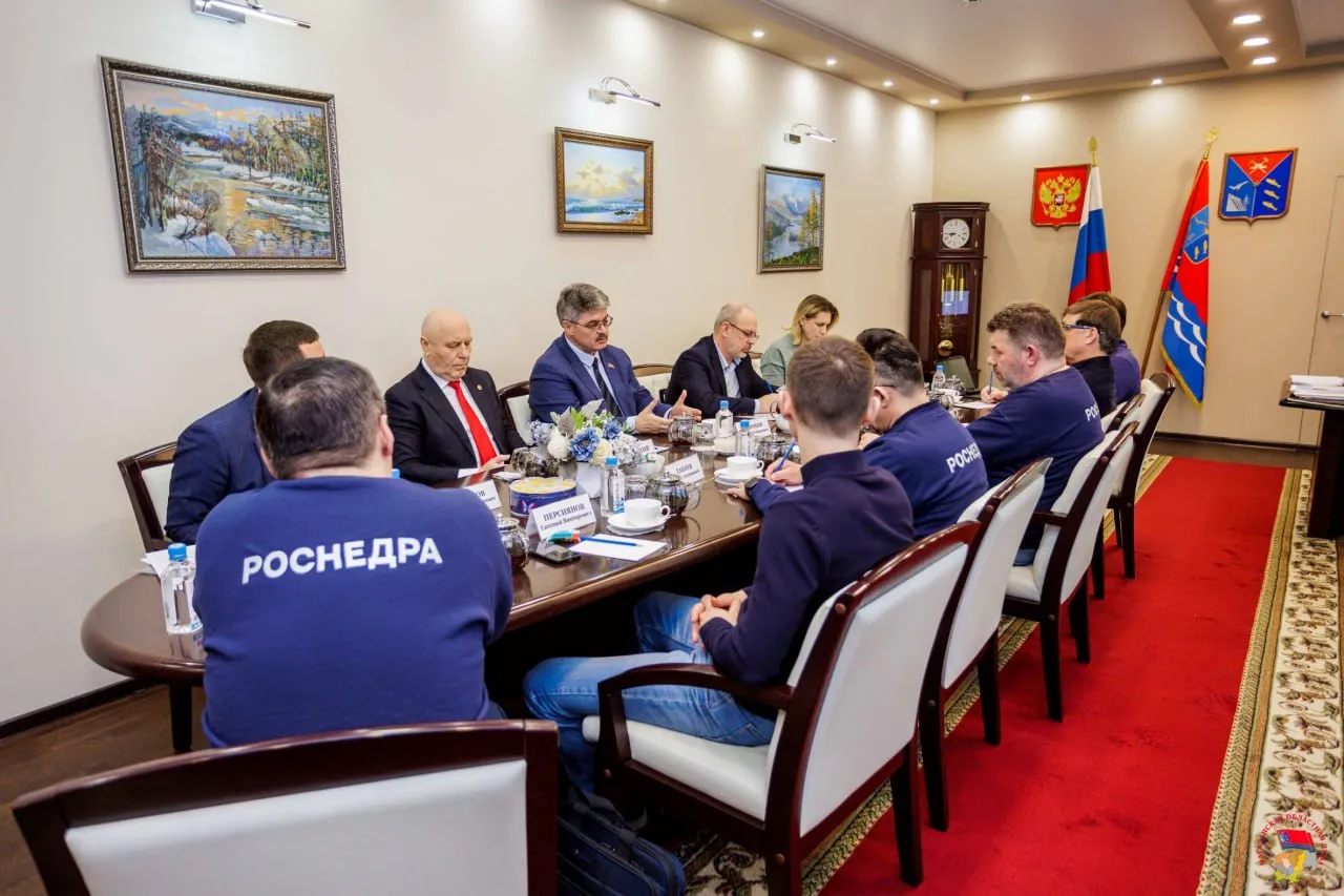Роснедра и депутаты Магаданской думы договорились доработать законодательство о недрах Депутаты Магаданской областной думы на встрече с делегацией Роснедр обозначили ключевые проблемы россыпной добычи золота сообщает пресс служба регионального органа власти В мероприятии приняли участие министр природных ресурсов и экологии Магаданской области Наталья Морозова члены Горного совета при заксобрании в том числе спикер Анатолий Широков а также депутаты занятые в золотодобыче Александр Басанский Станислав Пруцков и Игорь Розинов Игорь Розинов акцентировал внимание на несовершенстве действующей методики постановки на баланс техногенных россыпей По его словам процесс занимает слишком много времени Депутат отметил что недропользователям нужен оперативный инструмент для постановки на баланс техногенных россыпей Он подчеркнул Любая постановка на баланс процесс длительный Если идти по пути предложенному сегодняшней методикой мы скорее всего уйдем на следующий промывочный сезон в то время как бизнес хочет работать здесь и сейчас рядом со своими существующими выработками Участники встречи сошлись во мнении что методику необходимо доработать совместными усилиями Еще одной темой обсуждения стал проект закона о рекультивационных фондах Станислав Пруцков представил расчеты демонстрирующие высокую финансовую нагрузку на колымские артели в случае принятия законопроекта Депутат указал что недропользователь не освобождается от обязанности выполнять дорогостоящие рекультивационные мероприятия а дополнительно должен внести депозит в банк в качестве гарантии исполнения обязательств по рекультивации Пруцков привел конкретные цифры согласно пояснительной записке стоимость оценивается в сумму от 600 тыс до 1 5 млн рублей за гектар В итоге перед стартом работ предприятию потребуется единовременно внести на депозит порядка 1 8 млрд рублей По словам депутата такая нагрузка особенно тяжела в условиях высокой закредитованности отрасли Александр Басанский выдвинул несколько инициатив для решения обозначенных проблем Он предложил рассчитывать размер взноса в рекультивационный фонд строго от стоимости конкретного проекта рекультивации и предусматривать поэтапное внесение взносов по мере отработки площадей Кроме того депутат выступил с идеей создать региональный а не федеральный фонд рекультивации который управлялся бы субъектом под контролем Роснедр По мнению Басанского такой подход повысит эффективность мероприятий По итогам встречи стороны договорились провести в Магаданской области специальный семинар с участием специалистов Роснедр Цель мероприятия разъяснить правоприменительную практику по действующим методикам и новым нормативно правовым актам  Читайте новости на портале NEDRADV платформе VK и в МАХе