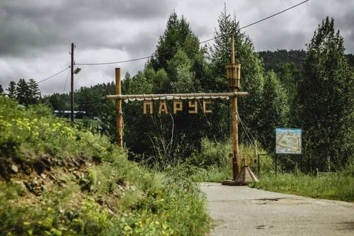 ‼ Из лагеря «Парус» эвакуируют детей В детском лагере «Парус» объявлена экстренная эвакуация из-за опасной ветреной погоды. Администрация приняла решение приостановить смену на два дня, пока ситуация не стабилизируется. Все дети будут отправлены в Читу по адресу: ул. Ленина, 162. Родителей проинформируют по телефону после отправки автобусов — просят оставаться на связи. Для детей из других населённых пунктов организуют временное размещение, детали сообщат дополнительно. Через два дня администрация лагеря обещает связаться с родителями и сообщить о дальнейших планах. ZAB.RU